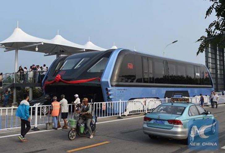 Autobuzul futurist chinezesc care trece peste mașini este o mare PĂCĂLEALĂ