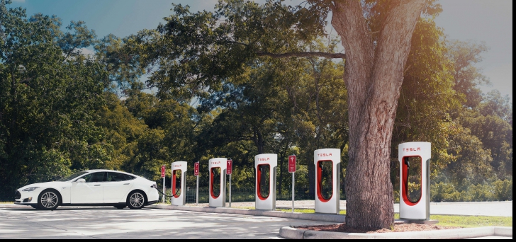 Tesla revoluționează piața automobilelor electrice. A fost lansată bateria care rezistă 600 de km