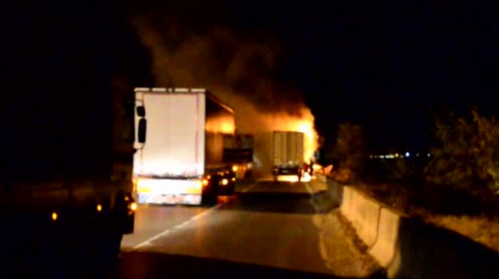 Camion în flăcări pe autostrada A1. Intervenţie de urgenţă a pompierilor