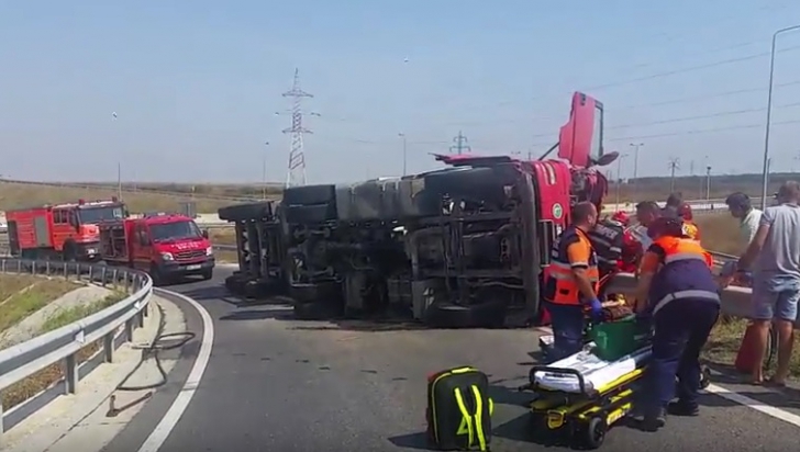 Accident la intrarea pe autostradă, în zona Valu lui Traian: un TIR s-a răsturnat. Traficul, blocat!