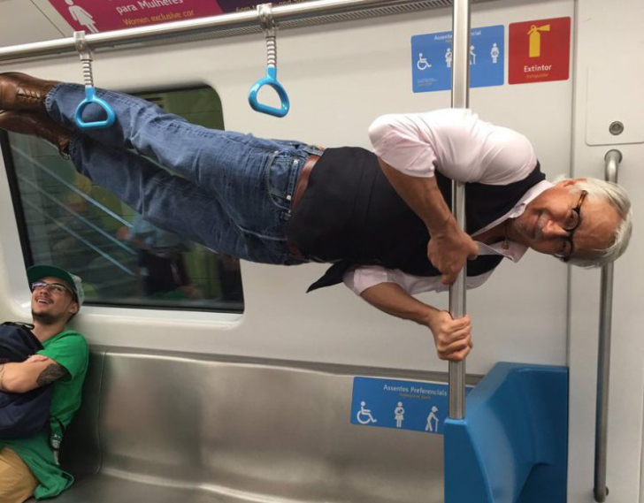 Călătorii din metrou, șocați. Ce a făcut un bătrân în fața tuturor. Pozele cu el fac furori