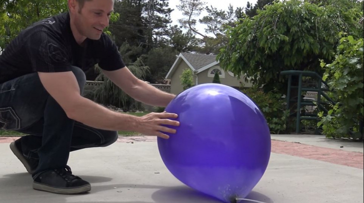 Ce se întâmplă când umpli un balon cu nitrogen lichid. Experiment inedit