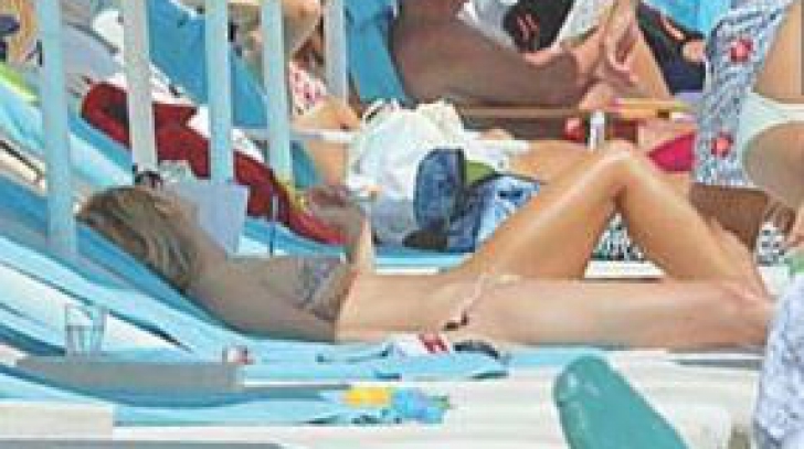 Valentina Pelinel, sexy la plajă la două luni după naştere 
