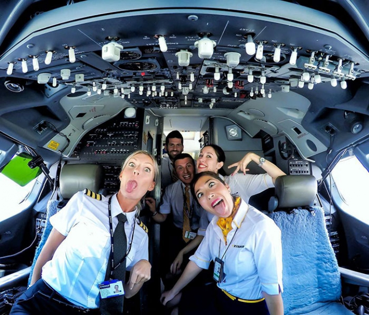 Ea e cea mai celebră femeie pilot din lume. Selfie-urile ei din cabină sunt virale
