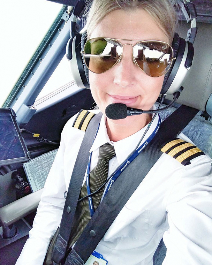 Ea e cea mai celebră femeie pilot din lume. Selfie-urile ei din cabină sunt virale
