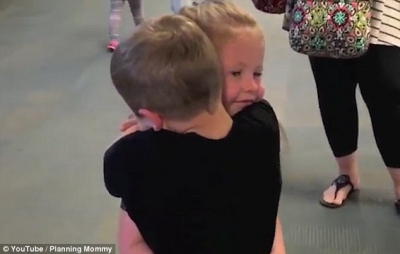 Cea mai emoţionantă întâlnire: reacţia a doi prieteni de 5 ani, după ce nu s-au văzut 1 an VIDEO