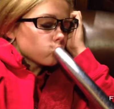 Prietenul i-a făcut o glumă. Ce a păţit blonda din imagine 