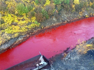Râul din Rusia care s-a colorat în roşu sângeriu. Mister total asupra cauzei