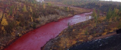 Râul din Rusia care s-a colorat în roşu sângeriu. Mister total asupra cauzei