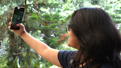 A luat telefonul unui prieten ca să-şi facă un selfie. Ce a descoperit însă, a şocat-o!