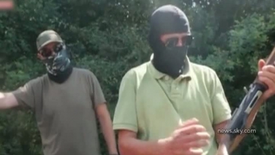 Cei trei români din reportajul Sky News rămân în arest preventiv 