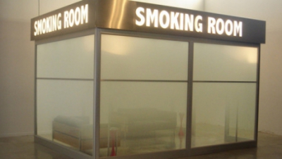 Poza ce te va face să renunți la fumat. Cum arată draperia din casa unui fumător, &icirc;n cada cu apă&nbsp;