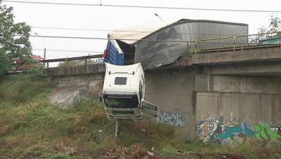 Accident TERIBIL la ieşirea din Galaţi: un TIR a rămas suspendat în aer, pe marginea unui pod