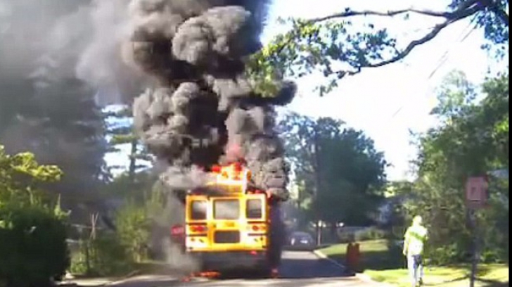 Autobuz &icirc;n flăcări