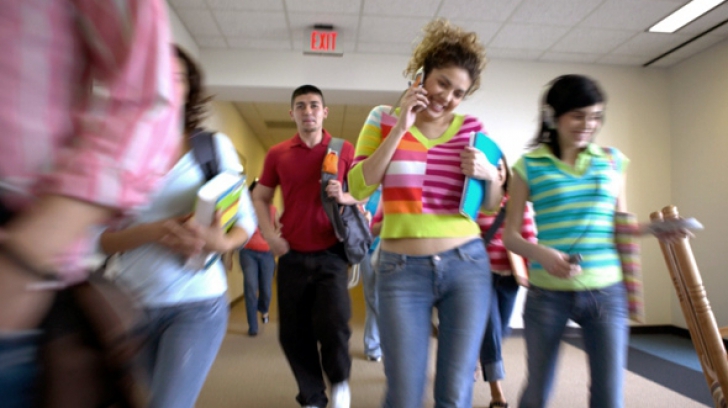 Elevii de liceu din România pot aplica pentru un an de studiu gratuit într-un liceu din SUA