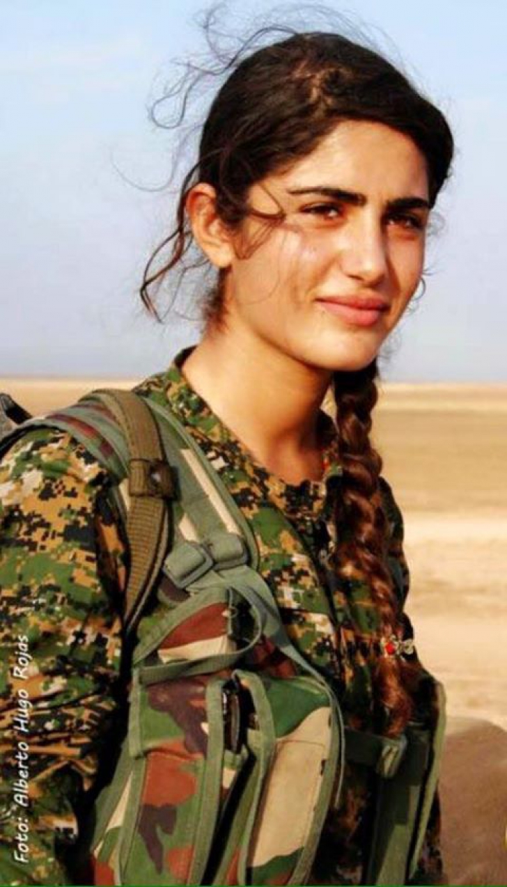 Statul Islamic a ucis-o pe tânăra supranumită "Angelina Jolie kurdă": "A murit ca o eroină"