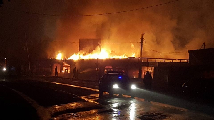 Incendiu de proporţii la Petroşani, într-un complex 
