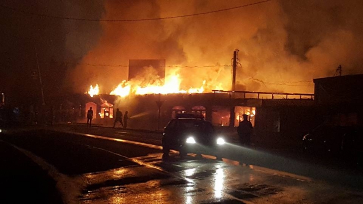 Incendiu de proporţii la Petroşani, într-un complex 