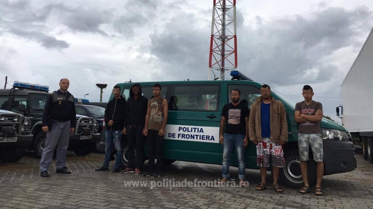 Migranţi ascunşi într-un camion cu calorifere, prinşi când încercau să intre ilegal în România