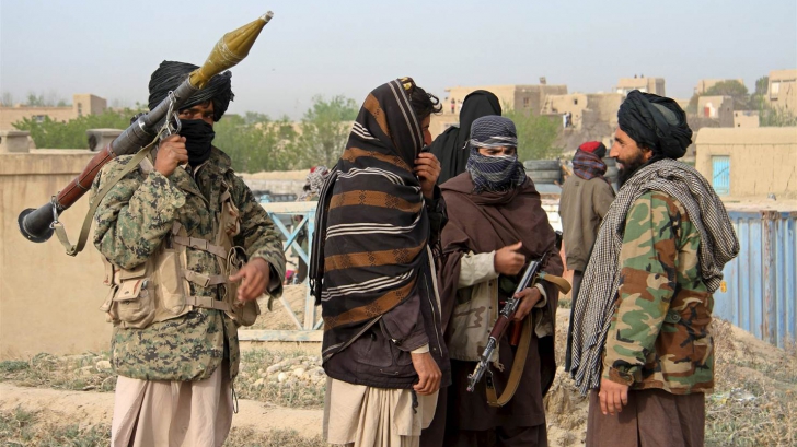 Cameraman CNN, la un pas să fie lovit cu pistolul de un taliban