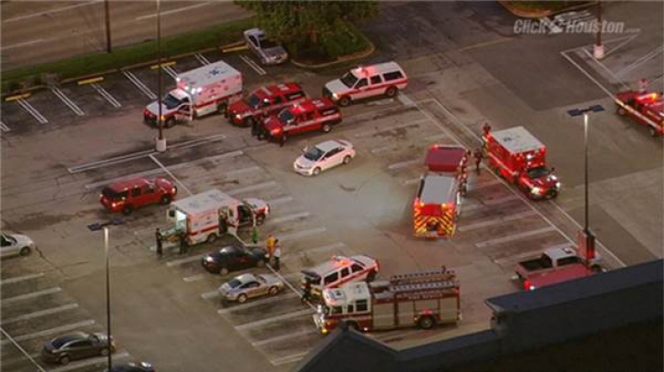 Atac armat într-un mall din Houston: cel puţin 6 răniţi. Poliţia susţine că a împuşcat un suspect