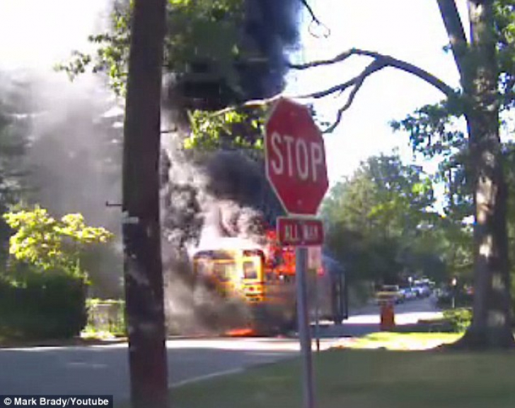 Autobuz &icirc;n flăcări