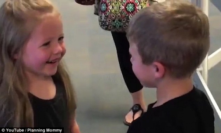 Cea mai emoţionantă întâlnire: reacţia a doi prieteni de 5 ani, după ce nu s-au văzut 1 an VIDEO