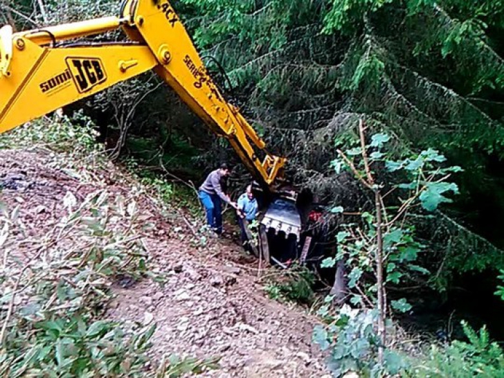 Accident bizar în Dâmboviţa! Patru turişti au căzut cu maşina într-o râpă de zece metri 