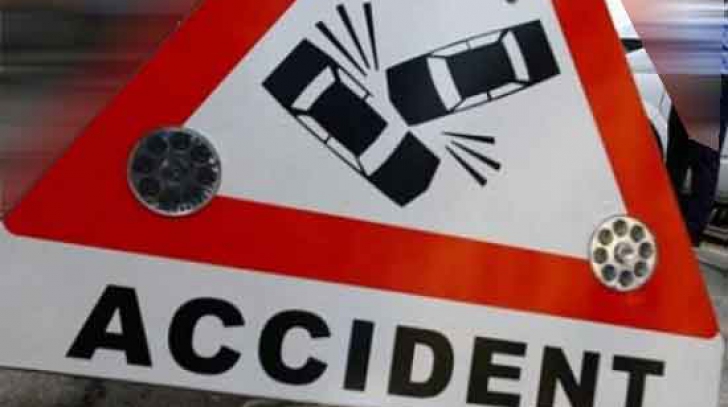Accident: un autotren încărcat cu bere s-a răsturnat pe şosea, în Bistriţa. Traficul, blocat