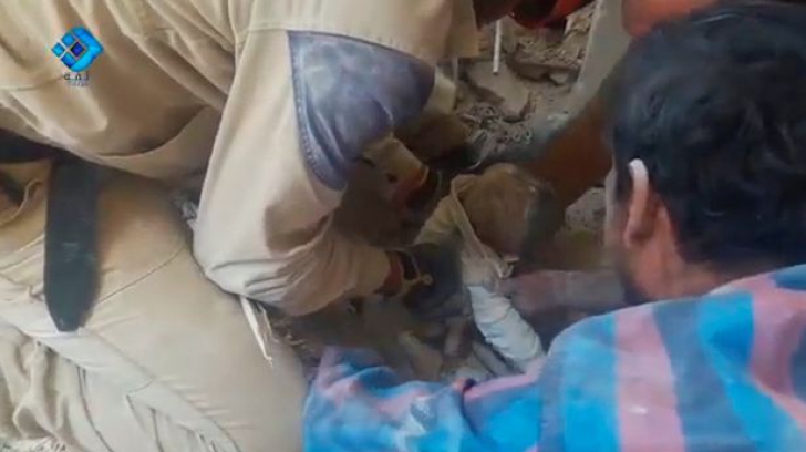 Imagini emoţionante. Doi copii, salvaţi de sub dărâmăturile din Aleppo - FOTO şi VIDEO