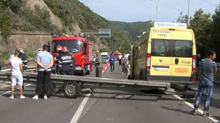 Microbuz şcolar, implicat într-un accident rutier în Vâlcea. Un copil este rănit