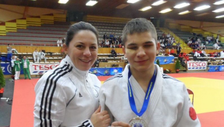Alex Bologa, sportivul român medaliat la Jocurile Paralimpice, a revenit în ţară