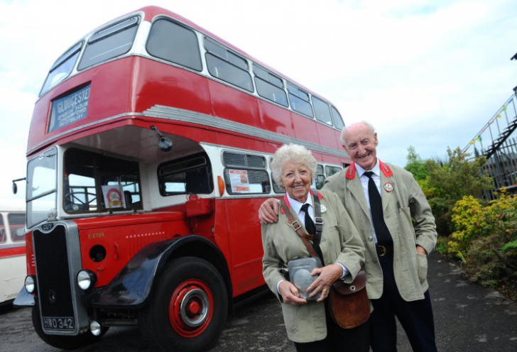 S-au cunoscut în autobuz şi au rămas împreună. După 60 de ani, bătrânul a făcut un gest uluitor!
