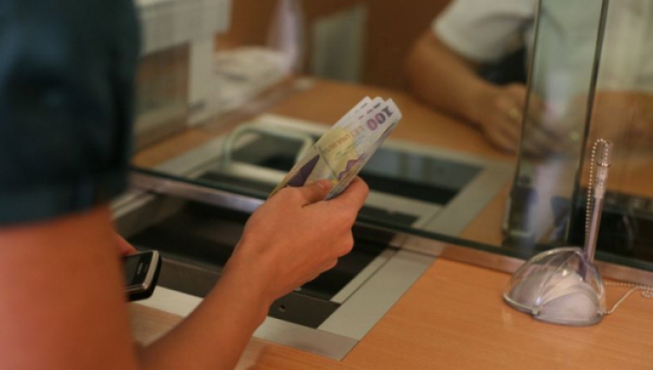 Doua angajate ale unei bănci din Alba au furat bani din conturile clienţilor