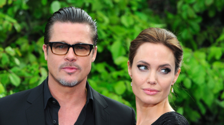Gestul suspicios pe care Angelina Jolie l-a făcut înainte să anunţe că divorţează de Brad Pitt