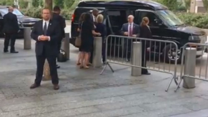 Hillary Clinton suferă de pneumonie și a fost aproape de un leșin în public la New York