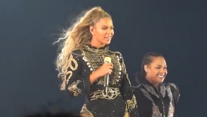 Moment incredibil în timpul unui concert al lui Beyonce. Toţi fanii au scos telefoanele să filmeze!