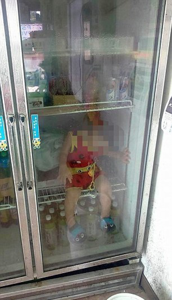 Poza care a şocat internetul. Şi-a închis copilul într-un frigider. Explicaţia tatălui e halucinantă