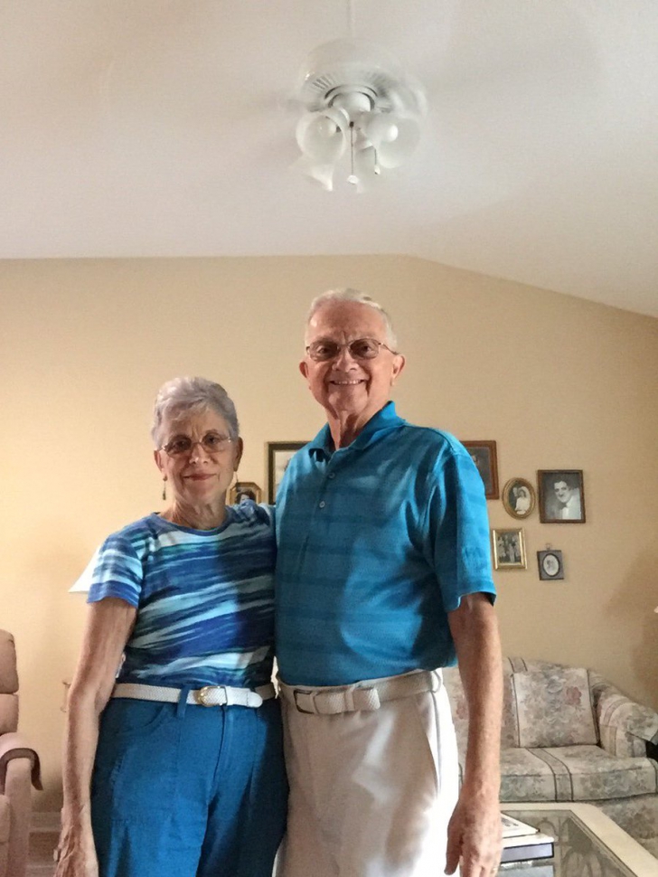 Un cuplu căsătorit de 52 de ani poartă haine identice în fiecare zi. Motivul FABULOS!