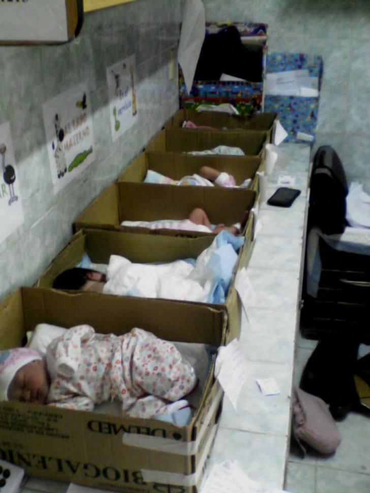 Imagini dramatice din Venezuela aproape de colaps. Copii în cutii de carton la maternitate