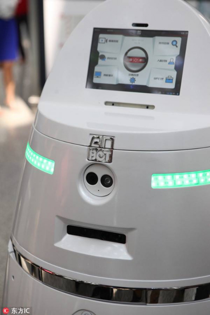 Revoluție IT în China: Roboți pe aeroportul din orașul Shenzhen