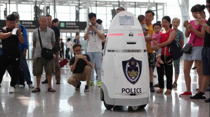 Revoluție IT în China: Roboți pe aeroportul din orașul Shenzhen