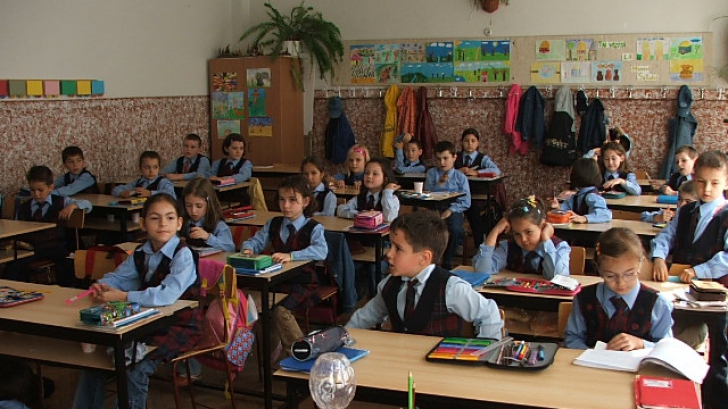SCHIMBARE importantă în învăţământul românesc. Câte ORE vor sta la şcoală elevii