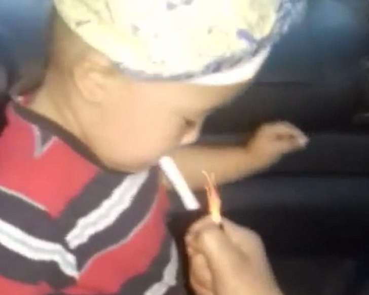Copil învăţat să fumeze