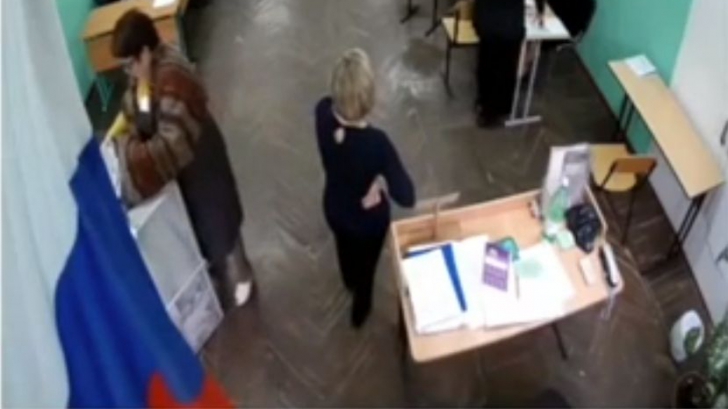 Frauda de la alegerile din Rusia, surprinsă de camerele de supraveghere