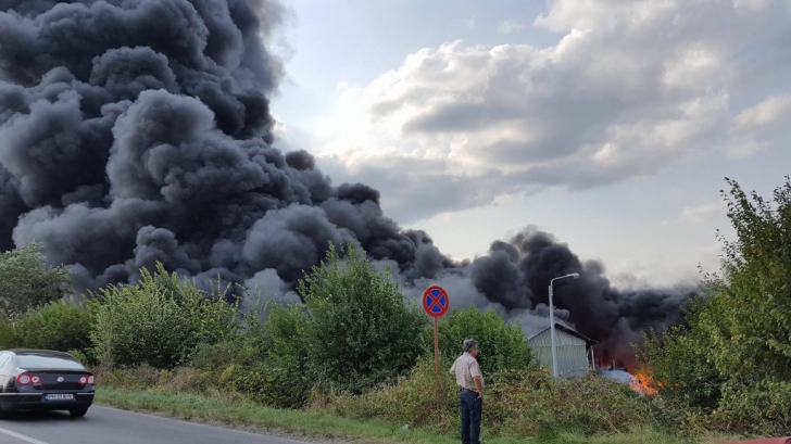 Incendiul din Prahova a fost stins. Un echipaj de pompieri va rămâne peste noapte la faţa locului