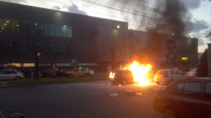 Incediu pe o şosea din Constanţa: un automobil a luat foc în mers!