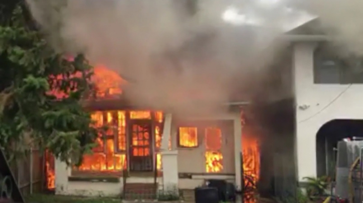Incredibil: ce a făcut un bărbat după ce casa i-a fost cuprinsă de flăcări. Pompierii au fost șocați