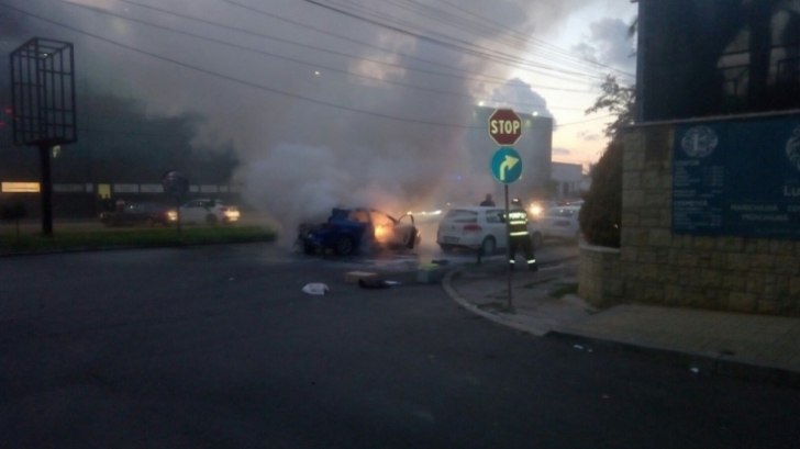 Incediu pe o şosea din Constanţa: un automobil a luat foc în mers!