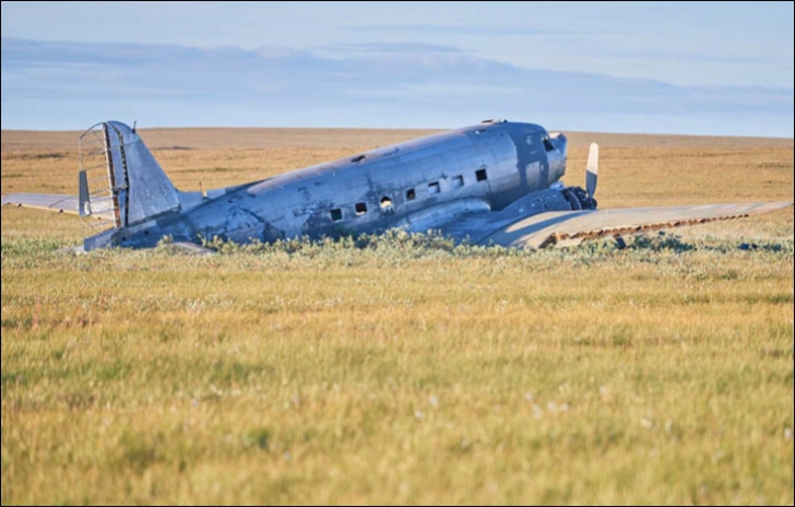 Au ajuns la avionul din mijlocul pustiului. Nimeni în el, doar un mesaj scrijelit. Dumnezeule!